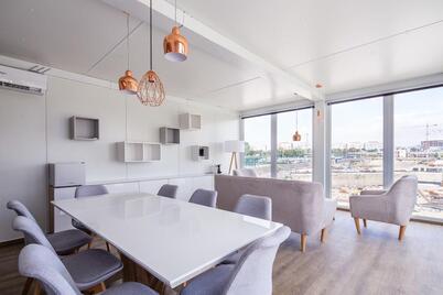 Konténerből kialakított dizájnirodát és kilátót nyitott az Etele Plazanál a Futureal-csoport