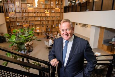 A felsővezetők kétharmada működési költségcsökkentéssel és hibrid munkamodellek bevezetésével reagál a gazdasági bizonytalanság kihívásaira, a munkavállalók megtartása és elkötelezettségük megőrzése érdekében