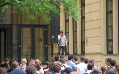 Humorista segítette a kötelező kiürítési gyakorlatot a Dorottya Irodaházban