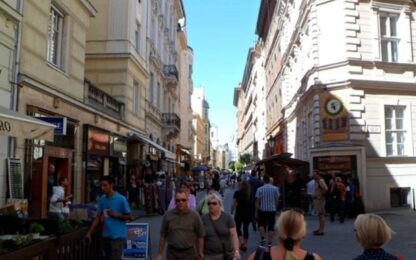 Egyre több belvárosi utcában nyitnak új üzleteket a kiskereskedők, miközben a plázák bevétele is szárnyal