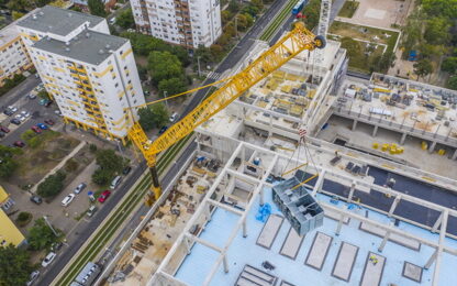 Látványos daruzást fotózott Rizsavi Budapest első okosplázája felett