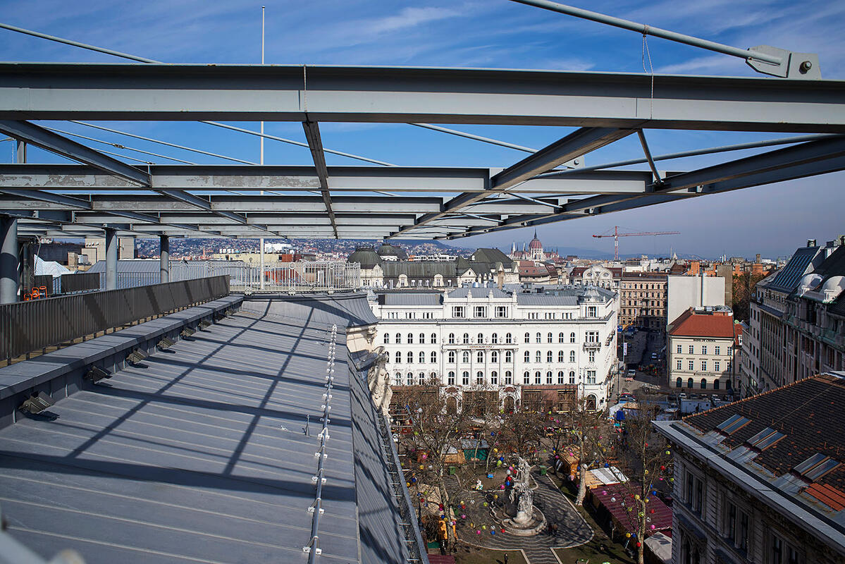 Ismét élettől pezseg a Váci 1