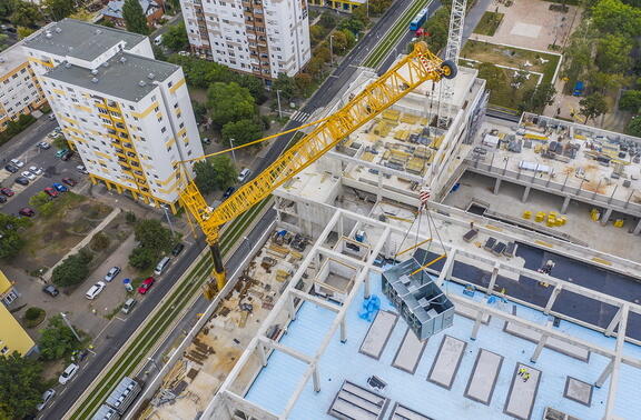 Látványos daruzást fotózott Rizsavi Budapest első okosplázája felett