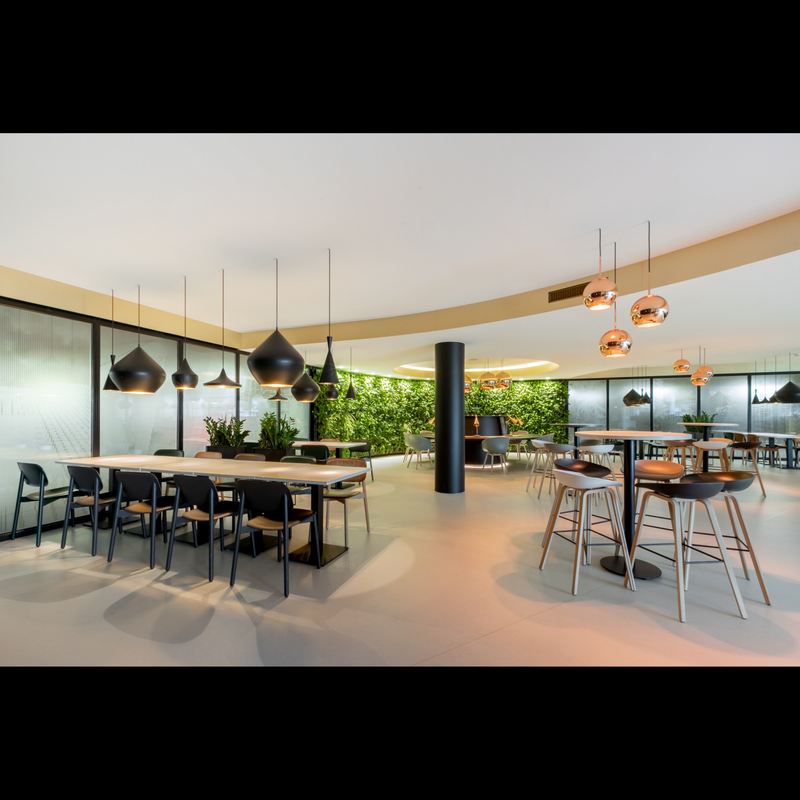 Azok a munkáltatók, akik nem kínálnak hibrid munkát, elveszíthetik a diplomás tehetségek kétharmadát