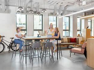 A hibrid munkavégzés nagy mértékben elősegíti a munkahelyi egyenlőséget és gyorsítja a nők karrierépítését