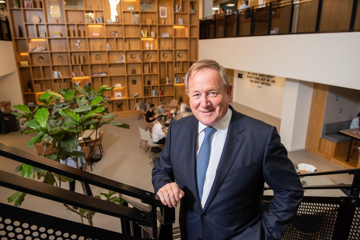 A felsővezetők kétharmada működési költségcsökkentéssel és hibrid munkamodellek bevezetésével reagál a gazdasági bizonytalanság kihívásaira, a munkavállalók megtartása és elkötelezettségük megőrzése érdekében