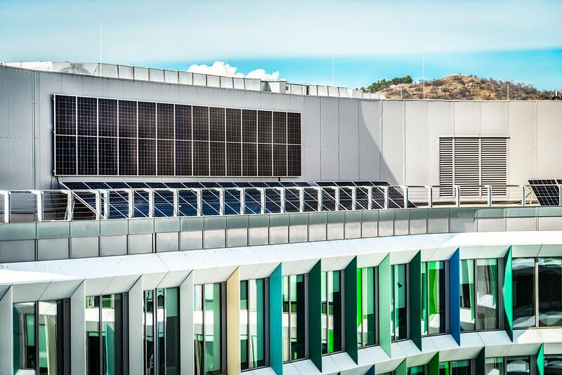 Látványosan csökkenti a Budapest ONE karbonlábnyomát és energiaköltségét az irodaház új napelemes rendszere