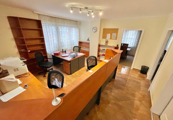 Modern iroda parkolóval