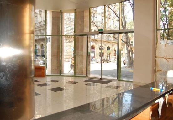 Blaha Lujza térnél kedvezményes áron  kínálunk 100 bm -es irodát!