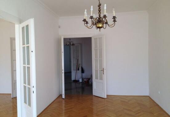 Kiadó V. kerületben Mérleg utcában, Deák térre néző, egy 3 szobás, 101 nm-es lakás  iroda részére is.