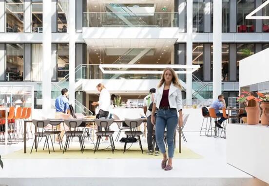 Miért támogatják világszerte a kormányok a Z generációt az MI korszakában?