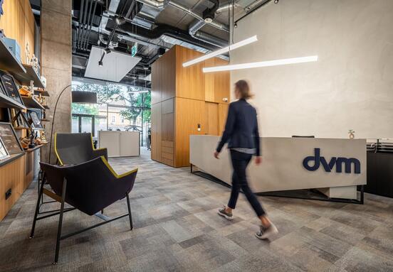 Friss stratégiával, arculattal és új irodával lép szintet a DVM