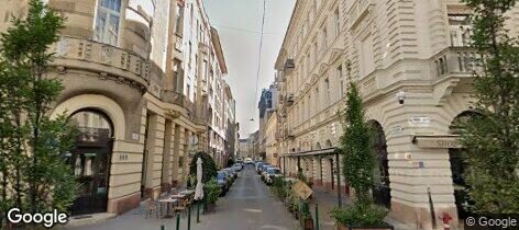 Utcakép: Kiadó  V.  Báthory utcában  168 m²-es, teljes körűen felújított, ingatlan.