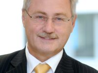 Most kell lakást venni és irodaházat építeni!