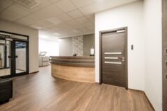 Recepciós pult irodán belül