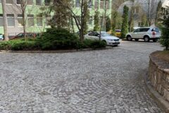 Parkolóhelyek az épületek között